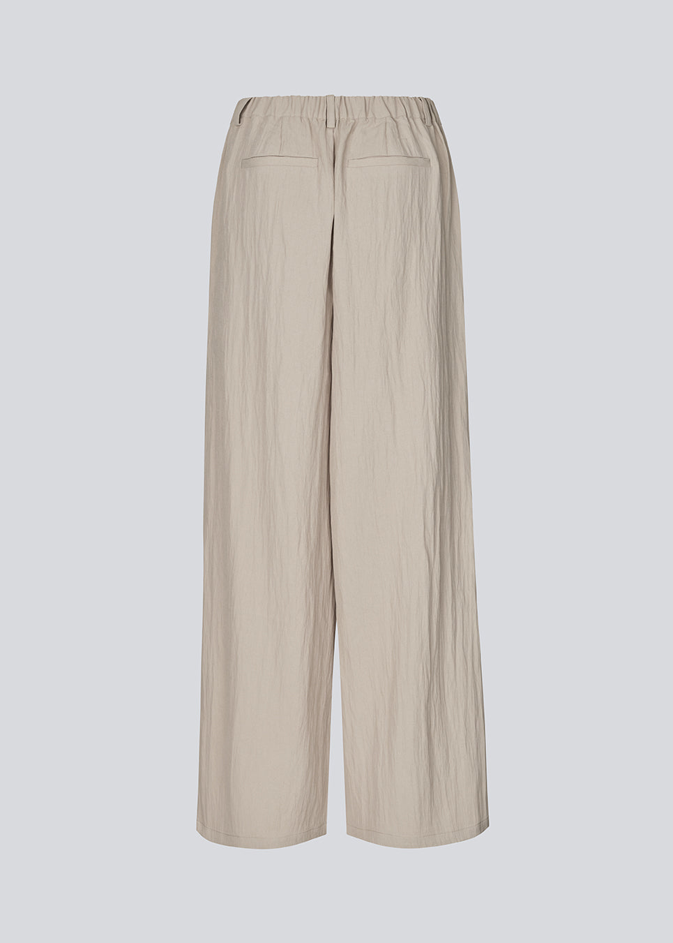 Relaxed trousers in a lightweight quality. The Benittamd Pants feature classic details such as belt loops, side pockets, and a zip fly. The sleek design combines a modern look with high comfort in the light, soft fabric. An elasticated back waistband ensures a flexible fit, making them perfect for both everyday wear and work.