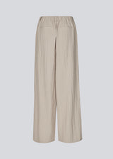 Relaxed trousers in a lightweight quality. The Benittamd Pants feature classic details such as belt loops, side pockets, and a zip fly. The sleek design combines a modern look with high comfort in the light, soft fabric. An elasticated back waistband ensures a flexible fit, making them perfect for both everyday wear and work.
