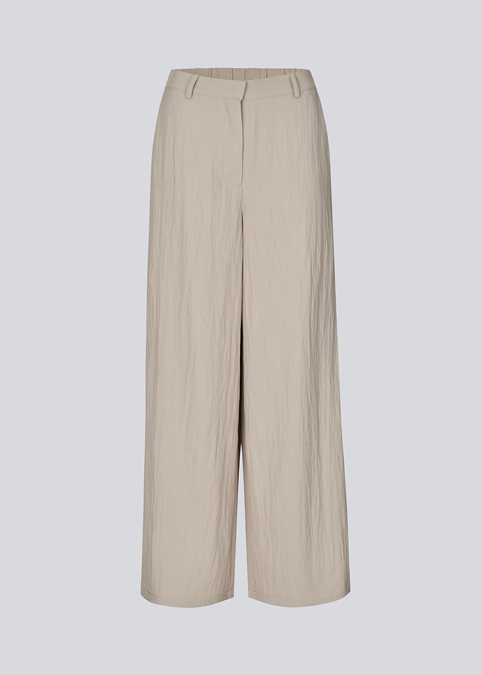 Relaxed trousers in a lightweight quality. The Benittamd Pants feature classic details such as belt loops, side pockets, and a zip fly. The sleek design combines a modern look with high comfort in the light, soft fabric. An elasticated back waistband ensures a flexible fit, making them perfect for both everyday wear and work.