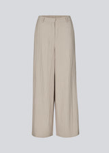 Relaxed trousers in a lightweight quality. The Benittamd Pants feature classic details such as belt loops, side pockets, and a zip fly. The sleek design combines a modern look with high comfort in the light, soft fabric. An elasticated back waistband ensures a flexible fit, making them perfect for both everyday wear and work.