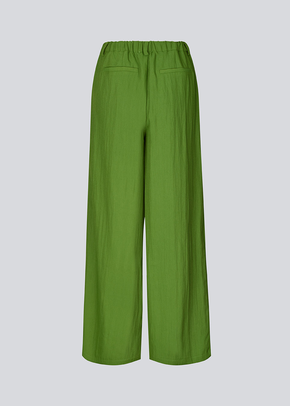 Relaxed trousers in a lightweight quality. The Benittamd Pants feature classic details such as belt loops, side pockets, and a zip fly. The sleek design combines a modern look with high comfort in the light, soft fabric. An elasticated back waistband ensures a flexible fit, making them perfect for both everyday wear and work.