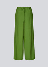 Relaxed trousers in a lightweight quality. The Benittamd Pants feature classic details such as belt loops, side pockets, and a zip fly. The sleek design combines a modern look with high comfort in the light, soft fabric. An elasticated back waistband ensures a flexible fit, making them perfect for both everyday wear and work.