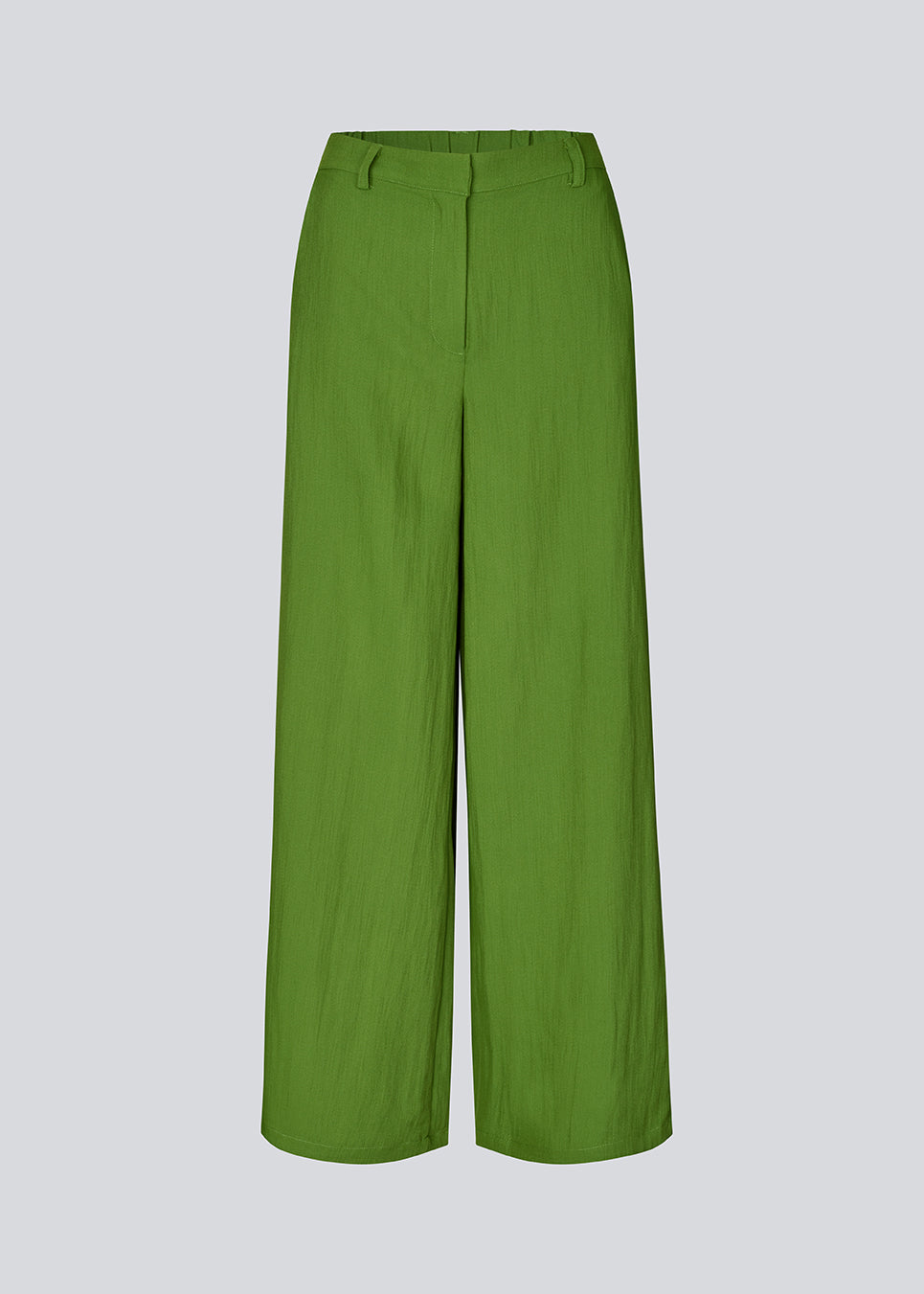 Relaxed trousers in a lightweight quality. The Benittamd Pants feature classic details such as belt loops, side pockets, and a zip fly. The sleek design combines a modern look with high comfort in the light, soft fabric. An elasticated back waistband ensures a flexible fit, making them perfect for both everyday wear and work.