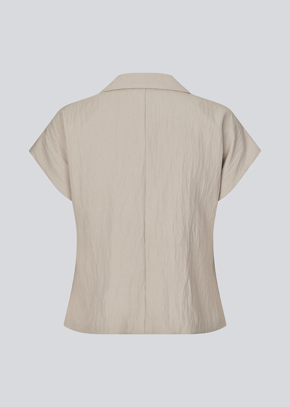 Short-sleeved blazer vest with a notched collar. The BenittaMD Vest features a relaxed, waist-focused fit, side pockets, and a single-button closure – the lightweight fabric creates a modern, effortless look, perfect worn alone or layered for a sharp, fashion-forward style.