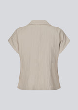 Short-sleeved blazer vest with a notched collar. The BenittaMD Vest features a relaxed, waist-focused fit, side pockets, and a single-button closure – the lightweight fabric creates a modern, effortless look, perfect worn alone or layered for a sharp, fashion-forward style.