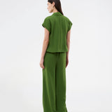 Relaxed trousers in a lightweight quality. The Benittamd Pants feature classic details such as belt loops, side pockets, and a zip fly. The sleek design combines a modern look with high comfort in the light, soft fabric. An elasticated back waistband ensures a flexible fit, making them perfect for both everyday wear and work.