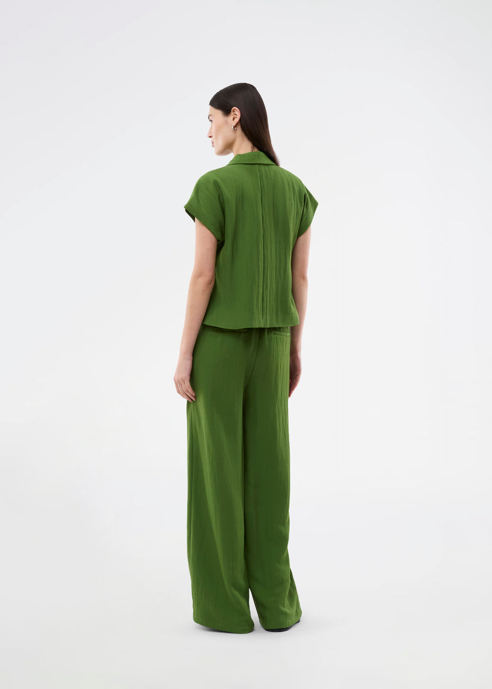 Short-sleeved blazer vest with a notched collar. The BenittaMD Vest features a relaxed, waist-focused fit, side pockets, and a single-button closure – the lightweight fabric creates a modern, effortless look, perfect worn alone or layered for a sharp, fashion-forward style.