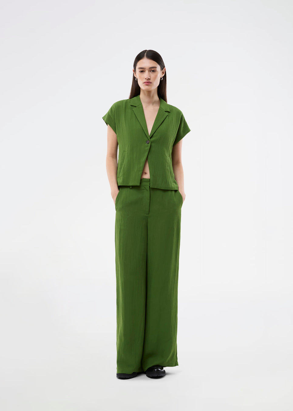 Short-sleeved blazer vest with a notched collar. The BenittaMD Vest features a relaxed, waist-focused fit, side pockets, and a single-button closure – the lightweight fabric creates a modern, effortless look, perfect worn alone or layered for a sharp, fashion-forward style.