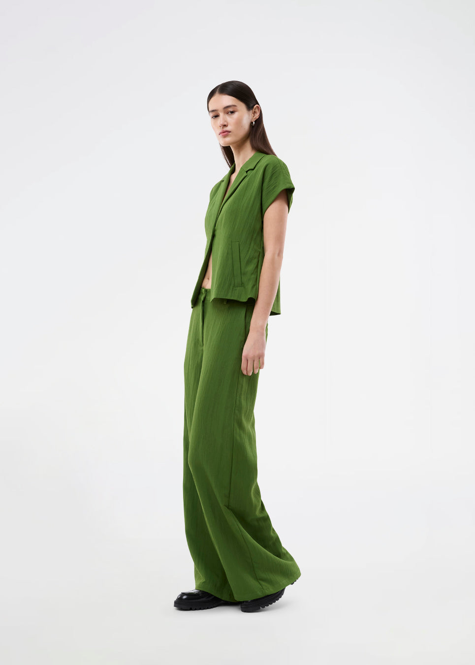 Relaxed trousers in a lightweight quality. The Benittamd Pants feature classic details such as belt loops, side pockets, and a zip fly. The sleek design combines a modern look with high comfort in the light, soft fabric. An elasticated back waistband ensures a flexible fit, making them perfect for both everyday wear and work.