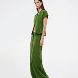 Relaxed trousers in a lightweight quality. The Benittamd Pants feature classic details such as belt loops, side pockets, and a zip fly. The sleek design combines a modern look with high comfort in the light, soft fabric. An elasticated back waistband ensures a flexible fit, making them perfect for both everyday wear and work.