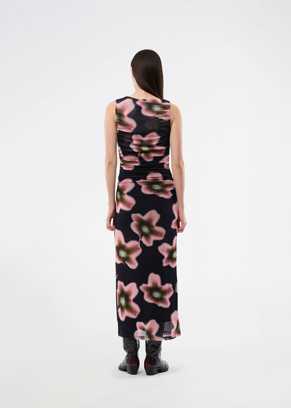 Elegant, fitted maxi dress in lightweight, sheer mesh with draped detailing. The BenjaMD Print Dress is designed in a graphic floral print for a modern and eye-catching look - perfect for occasions where you want to stand out in style and fashion.
