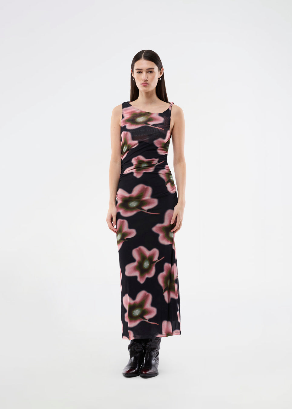 Elegant, fitted maxi dress in lightweight, sheer mesh with draped detailing. The BenjaMD Print Dress is designed in a graphic floral print for a modern and eye-catching look - perfect for occasions where you want to stand out in style and fashion.