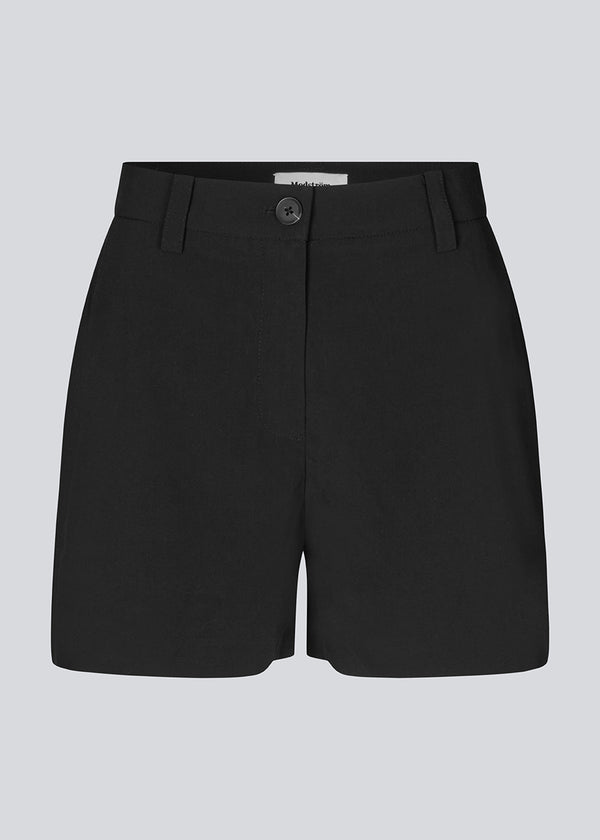 Discover elegance and comfort with our BennyMD High-Waisted Shorts. These black shorts feature a tight fit with discreet side pockets and decorative paspoil pockets on the back. BennyMD shorts come with a zip fly and button closure, along with belt loops for added style.