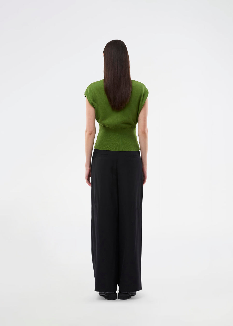 Feminine sleeveless cardigan in lightweight, luxurious knit. The Bernadette MD Vest features elegant ribbed trims, a stylish button closure, and a round neckline, with a tailored fit and an extra-wide ribbed waistband. Made from soft, 100% organic cotton – a timeless wardrobe must-have.
