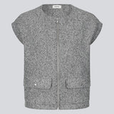 Trendy vest in a wool-look. The BibberMD Vest features a front zip closure, round neckline, and side pockets with flaps and snap buttons – a sleek and chic layering piece that adds a modern, polished touch to the wardrobe.