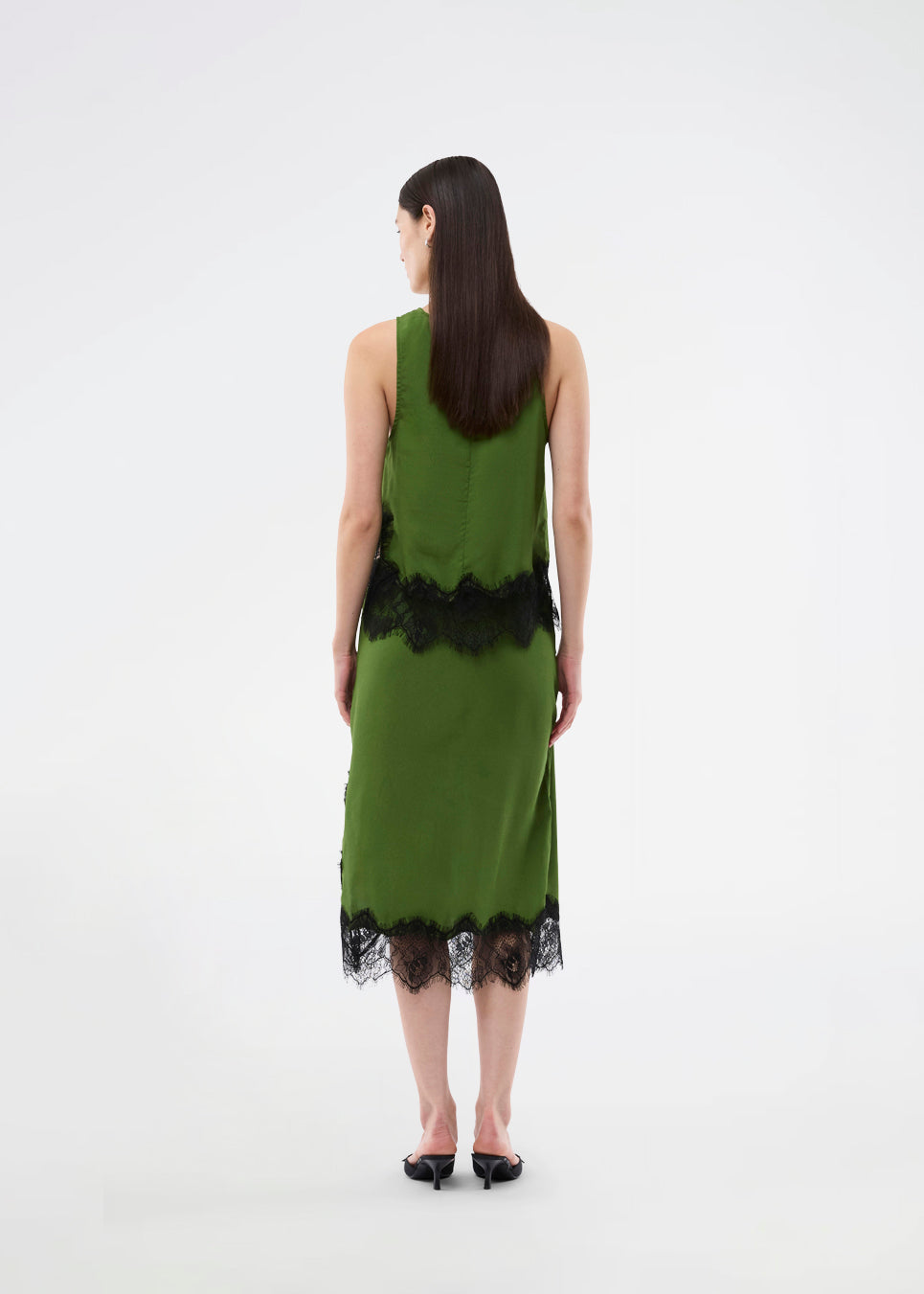 Edgy midi skirt with contrasting lace. The BirkMD Skirt features an elastic waistband and a relaxed, flattering fit - a cool and feminine style, made from 100% recycled polyester.