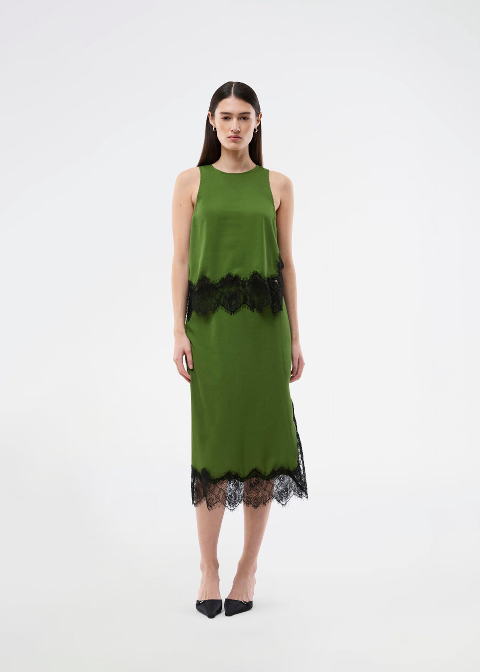 Edgy midi skirt with contrasting lace. The BirkMD Skirt features an elastic waistband and a relaxed, flattering fit - a cool and feminine style, made from 100% recycled polyester.