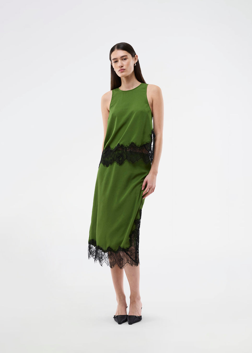 Edgy midi skirt with contrasting lace. The BirkMD Skirt features an elastic waistband and a relaxed, flattering fit - a cool and feminine style, made from 100% recycled polyester.