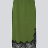 Edgy midi skirt with contrasting lace. The BirkMD Skirt features an elastic waistband and a relaxed, flattering fit - a cool and feminine style, made from 100% recycled polyester.