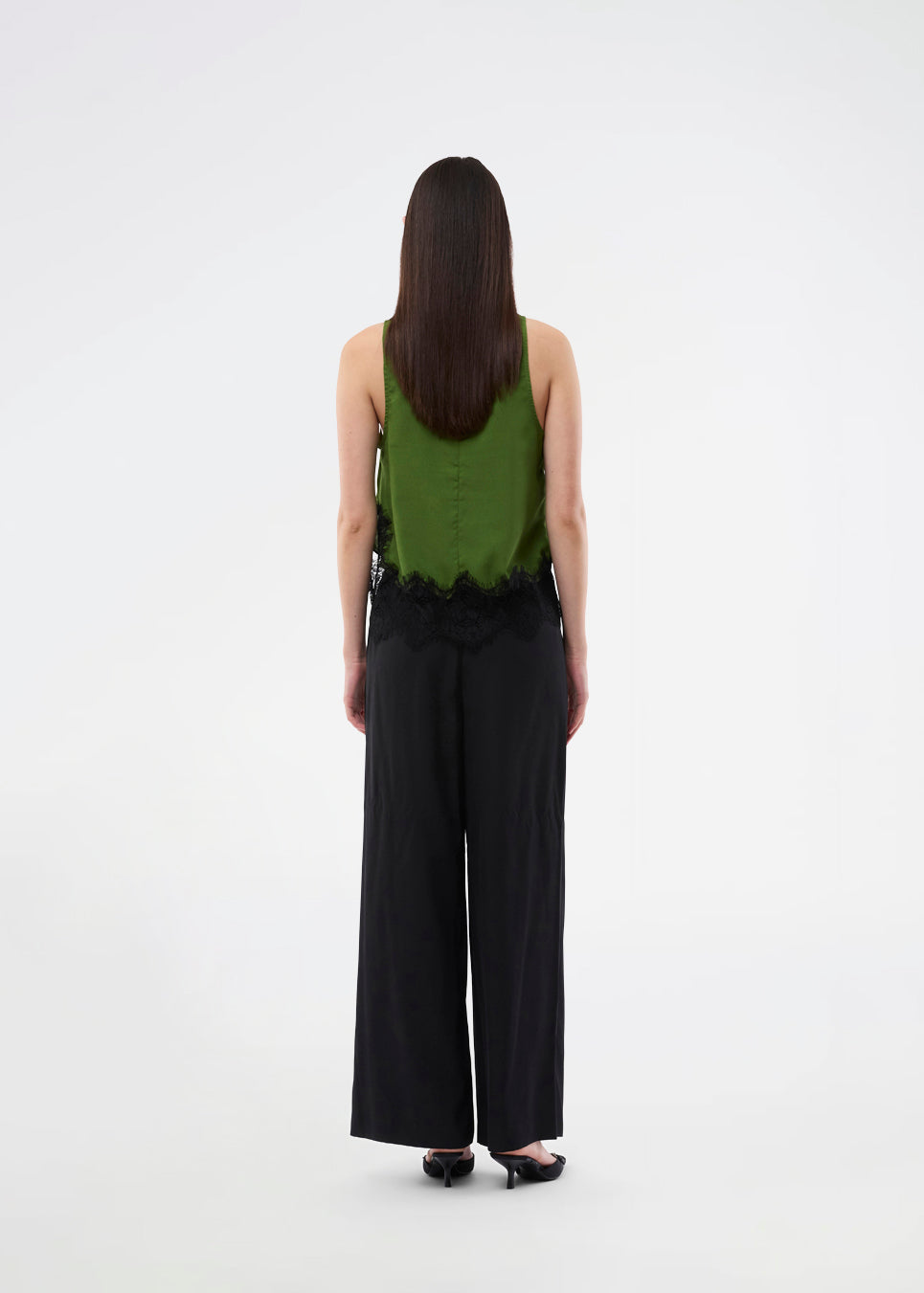 Edgy top with lace detailing. The BirkMD Top features a high, round neckline, is sleeveless, and has a relaxed fit - the contrasting lace adds a cool and feminine touch, made from 100% recycled polyester.