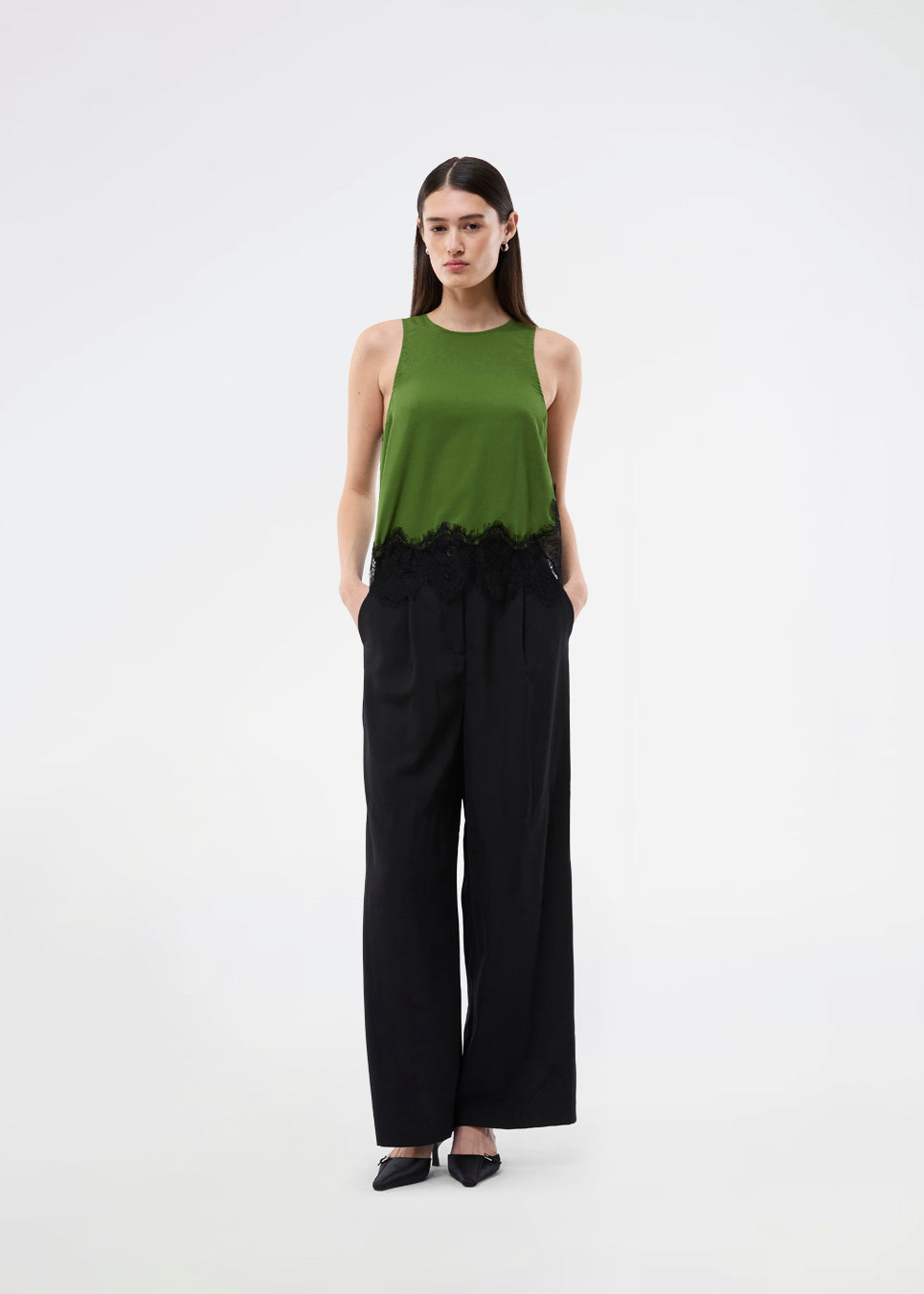 Edgy top with lace detailing. The BirkMD Top features a high, round neckline, is sleeveless, and has a relaxed fit - the contrasting lace adds a cool and feminine touch, made from 100% recycled polyester.