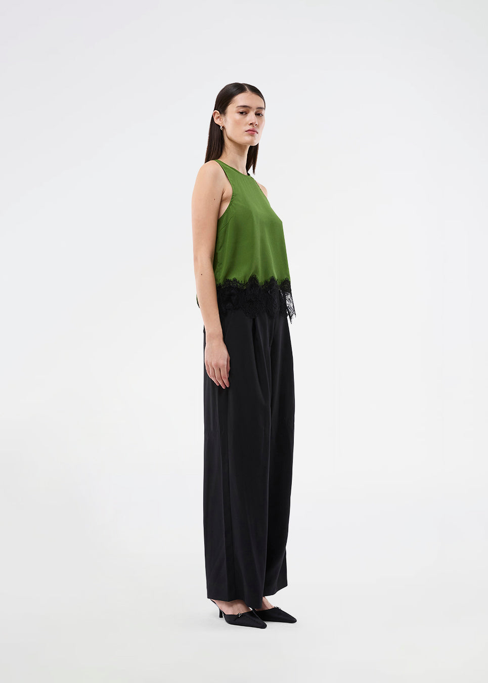 Edgy top with lace detailing. The BirkMD Top features a high, round neckline, is sleeveless, and has a relaxed fit - the contrasting lace adds a cool and feminine touch, made from 100% recycled polyester.