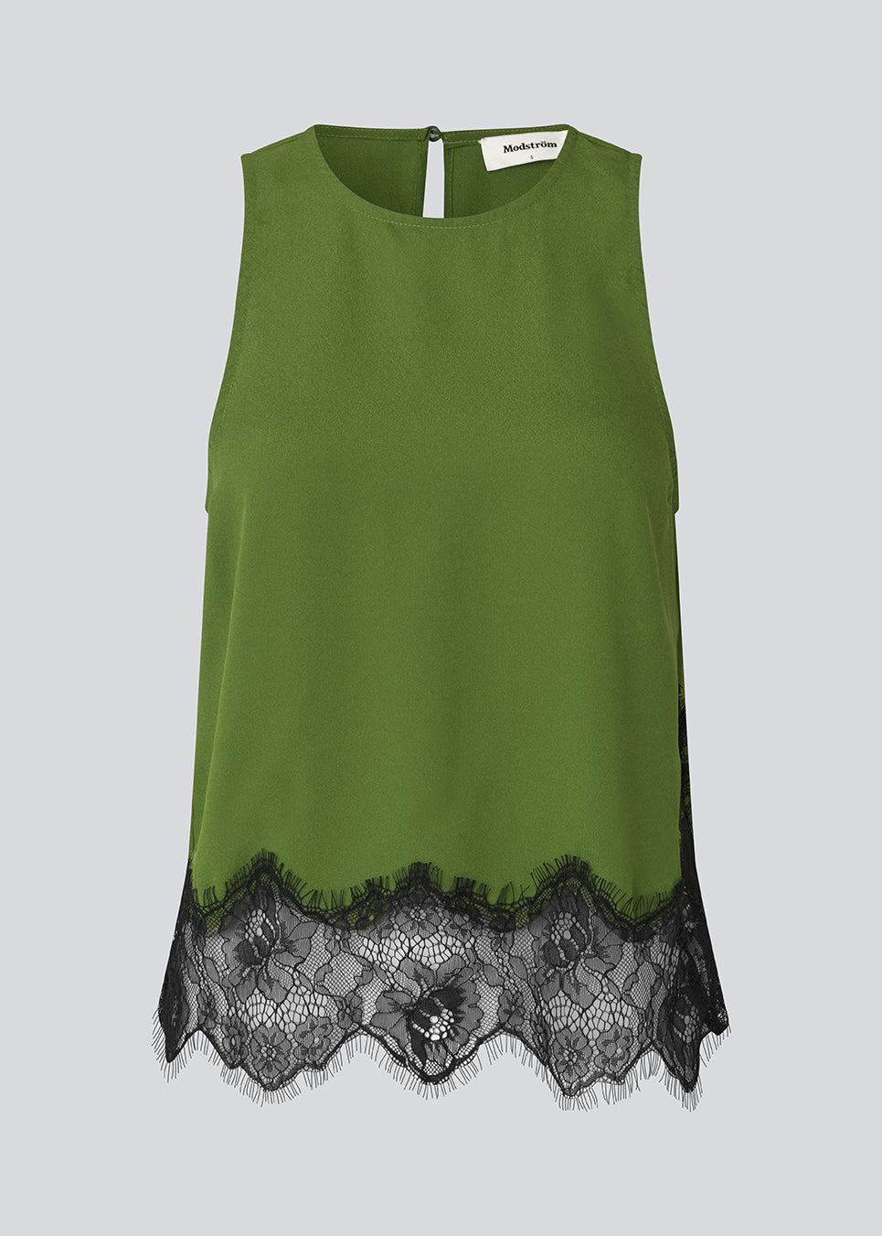Edgy top with lace detailing. The BirkMD Top features a high, round neckline, is sleeveless, and has a relaxed fit - the contrasting lace adds a cool and feminine touch, made from 100% recycled polyester.