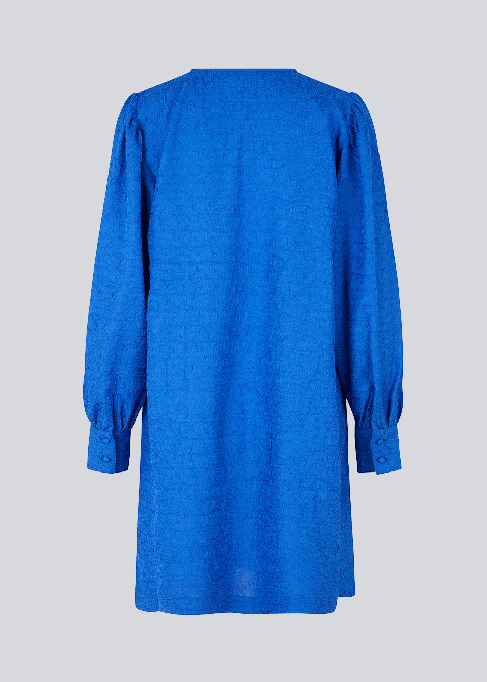 Minidress in blue with long volume sleeves a cuff. BisouMD dress has a v-neckline and an a-shaped silhouette in the body. The model is 176 cm and wears a size S/36