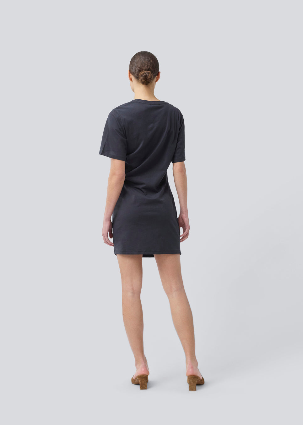 Black jersey dress with short sleeves. BrazilMD dress has a relaxed fit and gatherings on the side.&nbsp;