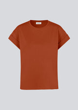 Dark red T-shirt in organic cotton with a slightly cropped length. BrazilMD short t-shirt has a rounder neck and rolled-up sleeves.&nbsp;