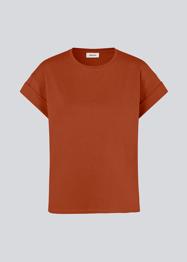 Dark red T-shirt in organic cotton with a slightly cropped length. BrazilMD short t-shirt has a rounder neck and rolled-up sleeves.&nbsp;