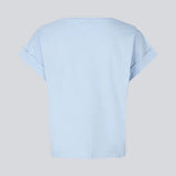 T-shirt in organic cotton with a sligthly cropped length. BrazilMD short t-shirt has a rounder neck and rolled up sleeves. The model is 177 cm and wears a size S/36.