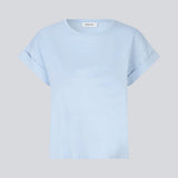 T-shirt in organic cotton with a sligthly cropped length. BrazilMD short t-shirt has a rounder neck and rolled up sleeves. The model is 177 cm and wears a size S/36.