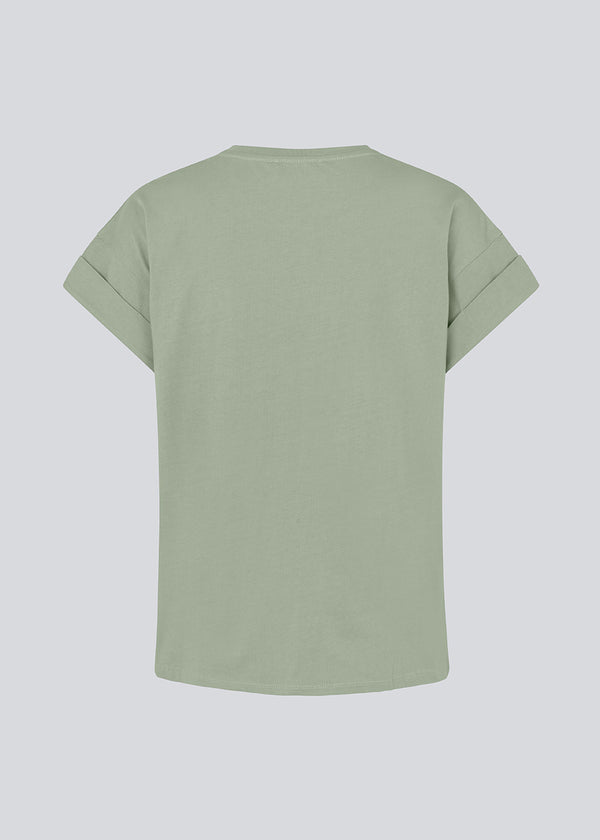 T-shirt in organic cotton in light green with a slightly cropped length. BrazilMD short t-shirt has a rounder neck and rolled-up sleeves.&nbsp;