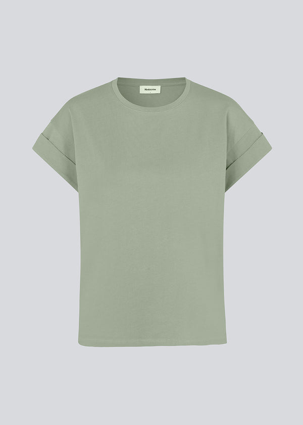 T-shirt in organic cotton in light green with a slightly cropped length. BrazilMD short t-shirt has a rounder neck and rolled-up sleeves.&nbsp;