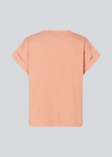 T-shirt in the color Peach Nectar organic cotton with a slightly cropped length. BrazilMD short t-shirt has a rounder neck and rolled-up sleeves. The model is 177 cm and wears a size S/36.