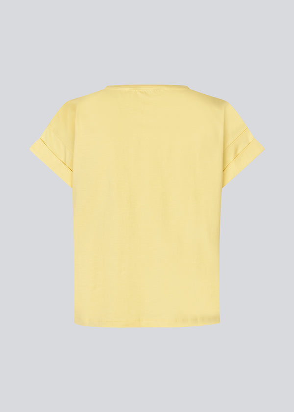 Yellow t-shirt in organic cotton with a slightly cropped length. BrazilMD short t-shirt has a rounder neck and rolled up sleeves.&nbsp;