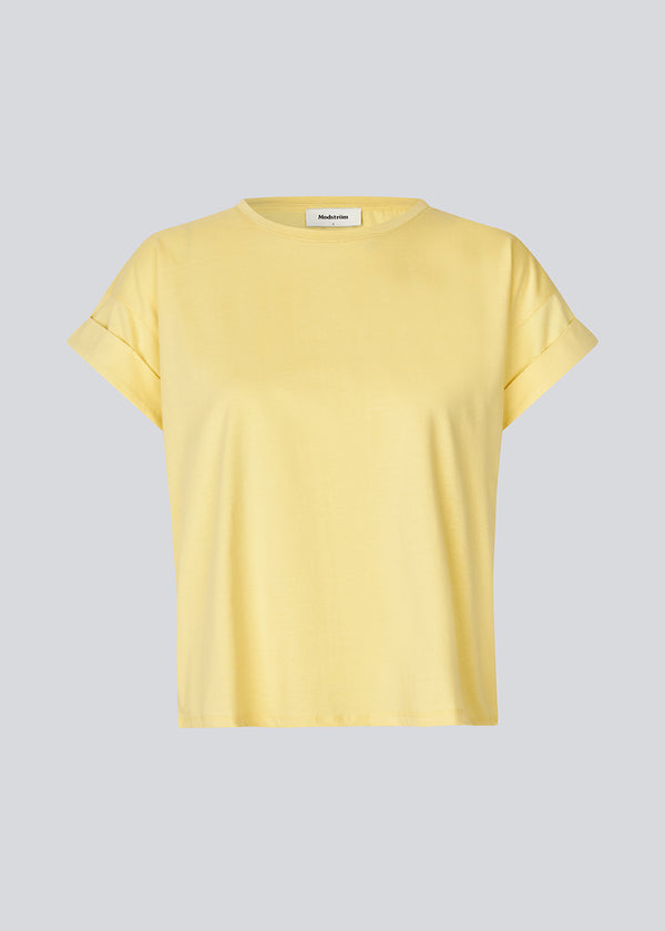 Yellow t-shirt in organic cotton with a slightly cropped length. BrazilMD short t-shirt has a rounder neck and rolled up sleeves.&nbsp;