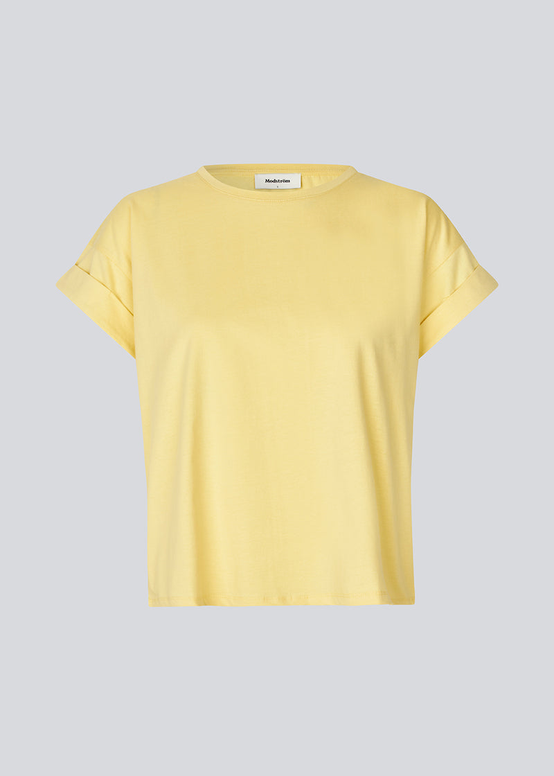 Yellow t-shirt in organic cotton with a slightly cropped length. BrazilMD short t-shirt has a rounder neck and rolled up sleeves.&nbsp;