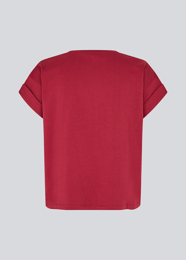 T-shirt in organic cotton in dark red with a slightly cropped length. BrazilMD short t-shirt has a rounder neck and rolled up sleeves.&nbsp;