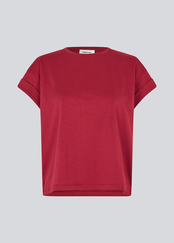 T-shirt in organic cotton in dark red with a slightly cropped length. BrazilMD short t-shirt has a rounder neck and rolled up sleeves.&nbsp;