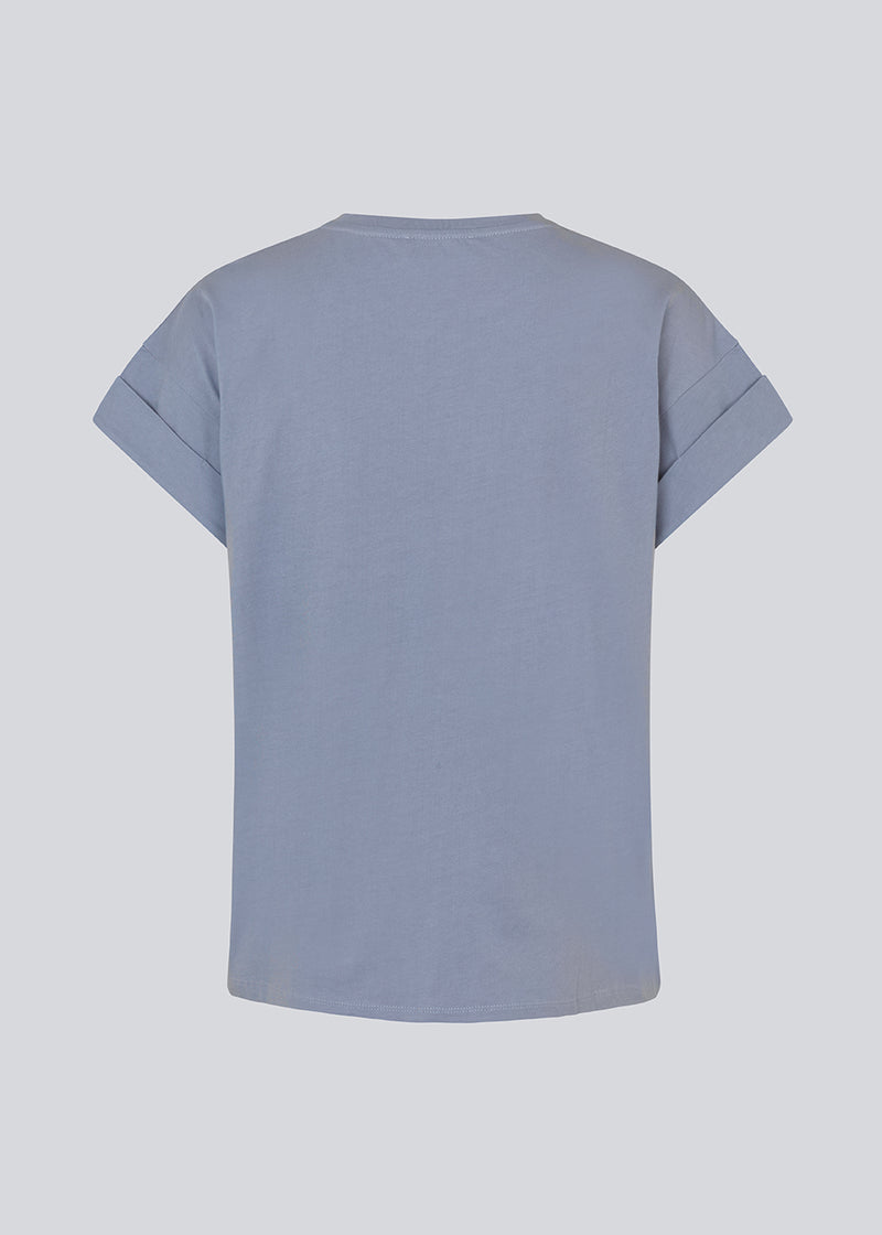 T-shirt in purple in organic cotton with a slightly cropped length. BrazilMD short t-shirt has a rounder neck and rolled-up sleeves. The model is 177 cm and wears a size S/36.
