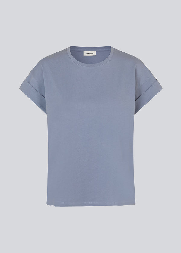 T-shirt in purple in organic cotton with a slightly cropped length. BrazilMD short t-shirt has a rounder neck and rolled-up sleeves. The model is 177 cm and wears a size S/36.