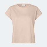T-shirt in organic cotton with a slightly cropped length. BrazilMD short t-shirt has a rounder neck and rolled up sleeves.