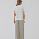 White t-shirt in organic cotton with a slightly cropped length. BrazilMD short t-shirt has a rounder neck and rolled-up sleeves. The model is 177 cm and wears a size S/36.<br>