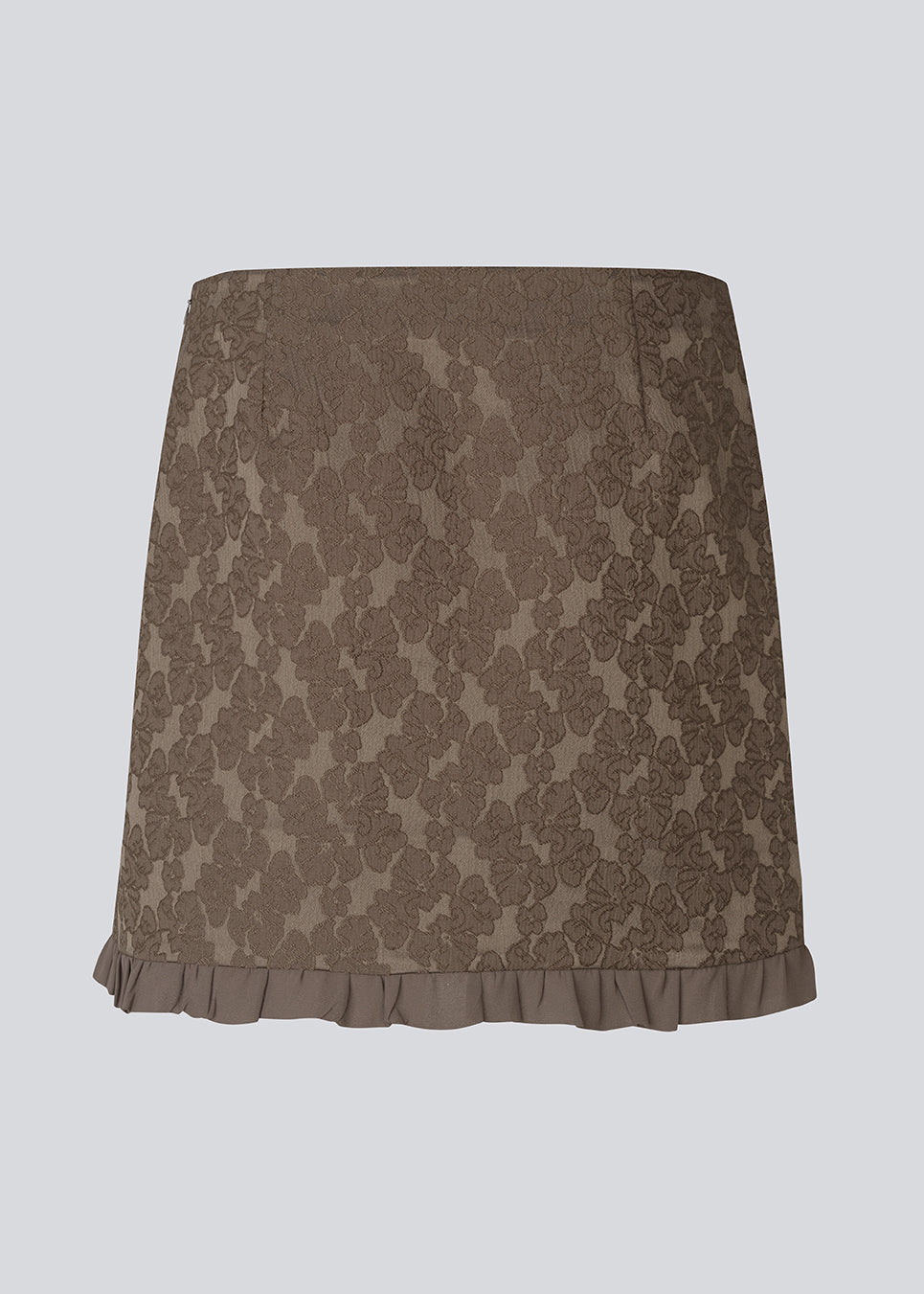Elegant and feminine short skirt in luxurious fabric with beautiful texture and pattern. The Briannamd Skirt features a flattering A-line silhouette with decorative ruffle trim and a discreet zip closure. Made from 100% recycled polyester.