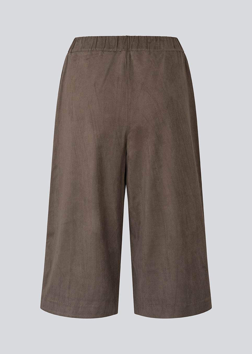 Bermuda shorts in soft faux suede. The BritneyMD Long Shorts are a super cool and edgy style with a knee-length cut, relaxed fit, and elastic waistband - a chic and comfortable must-have for effortless summer looks.