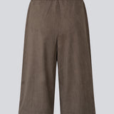 Bermuda shorts in soft faux suede. The BritneyMD Long Shorts are a super cool and edgy style with a knee-length cut, relaxed fit, and elastic waistband - a chic and comfortable must-have for effortless summer looks.