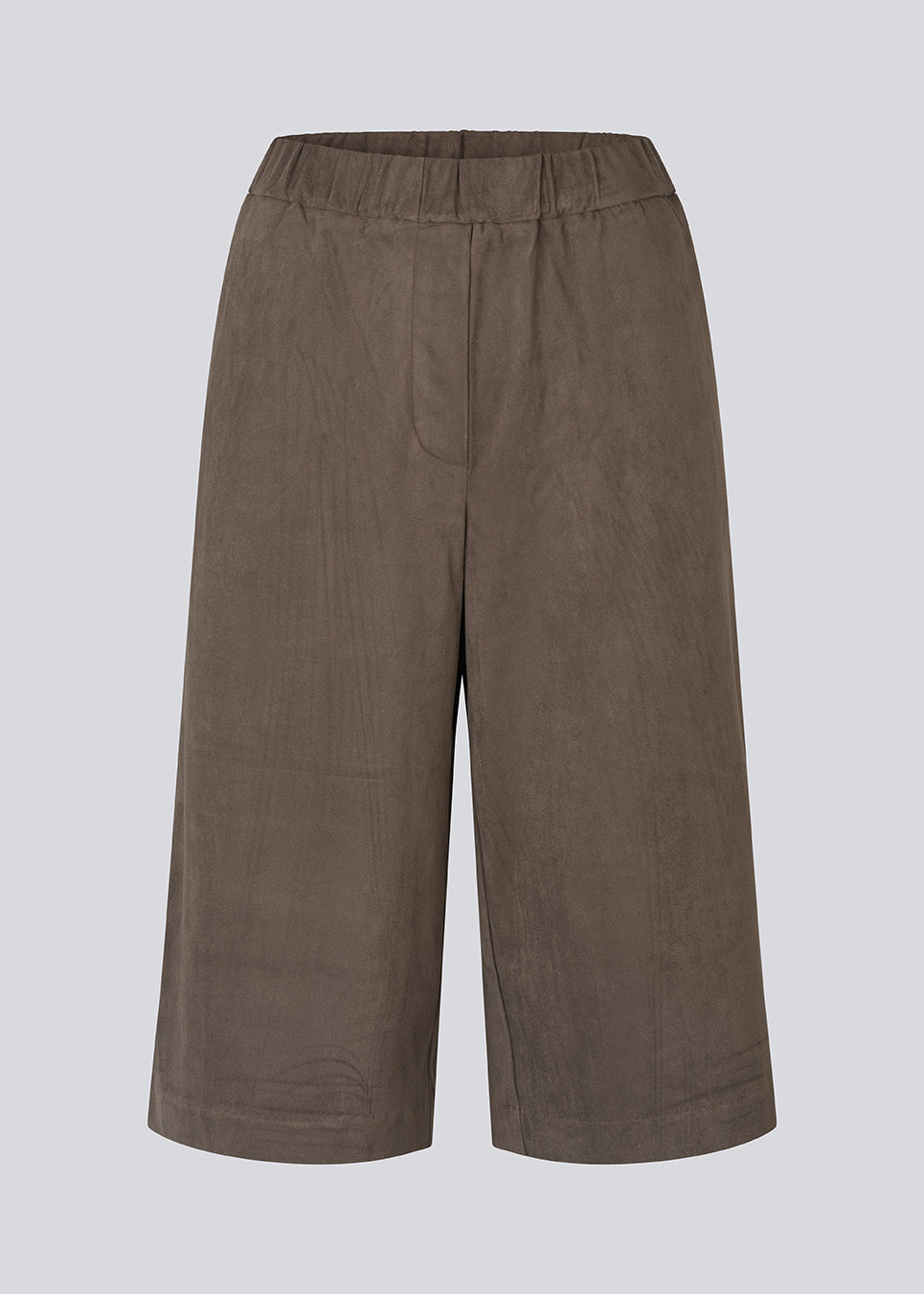 Bermuda shorts in soft faux suede. The BritneyMD Long Shorts are a super cool and edgy style with a knee-length cut, relaxed fit, and elastic waistband - a chic and comfortable must-have for effortless summer looks.