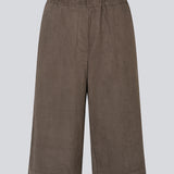 Bermuda shorts in soft faux suede. The BritneyMD Long Shorts are a super cool and edgy style with a knee-length cut, relaxed fit, and elastic waistband - a chic and comfortable must-have for effortless summer looks.
